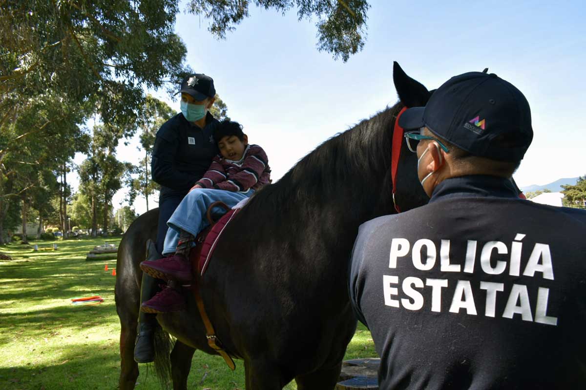Policía Montada brinda equinoterapia gratis a niños con discapacidad