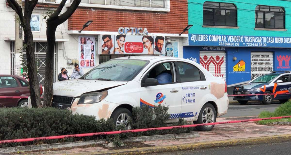 Taxista sufre infarto y fallece en calles de Toluca