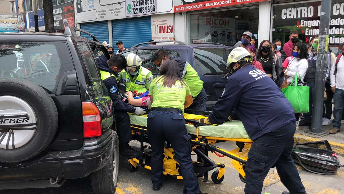 Choca autobús contra camioneta en Isidro Fabela, una mujer lesionada