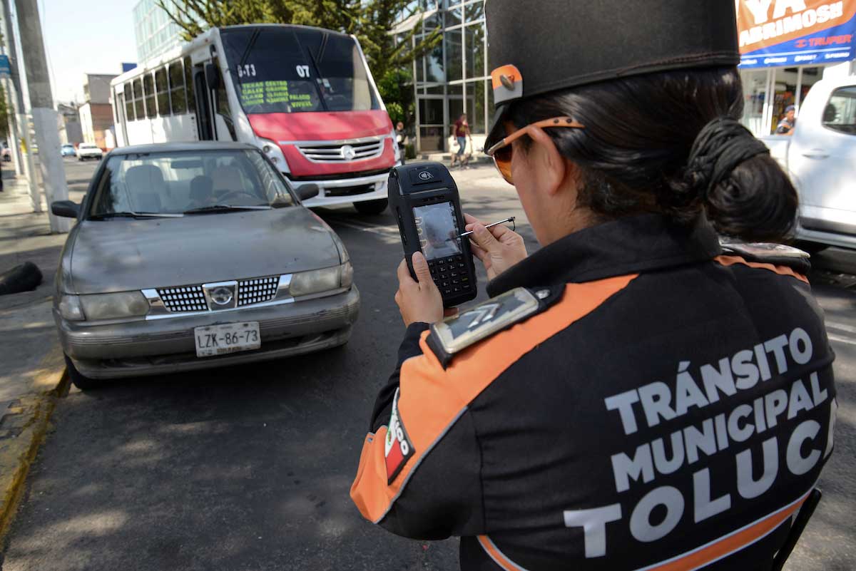 Oficial de tránsito municipal de Toluca infraccionando un vehícutlo de la ciudad de Toluca