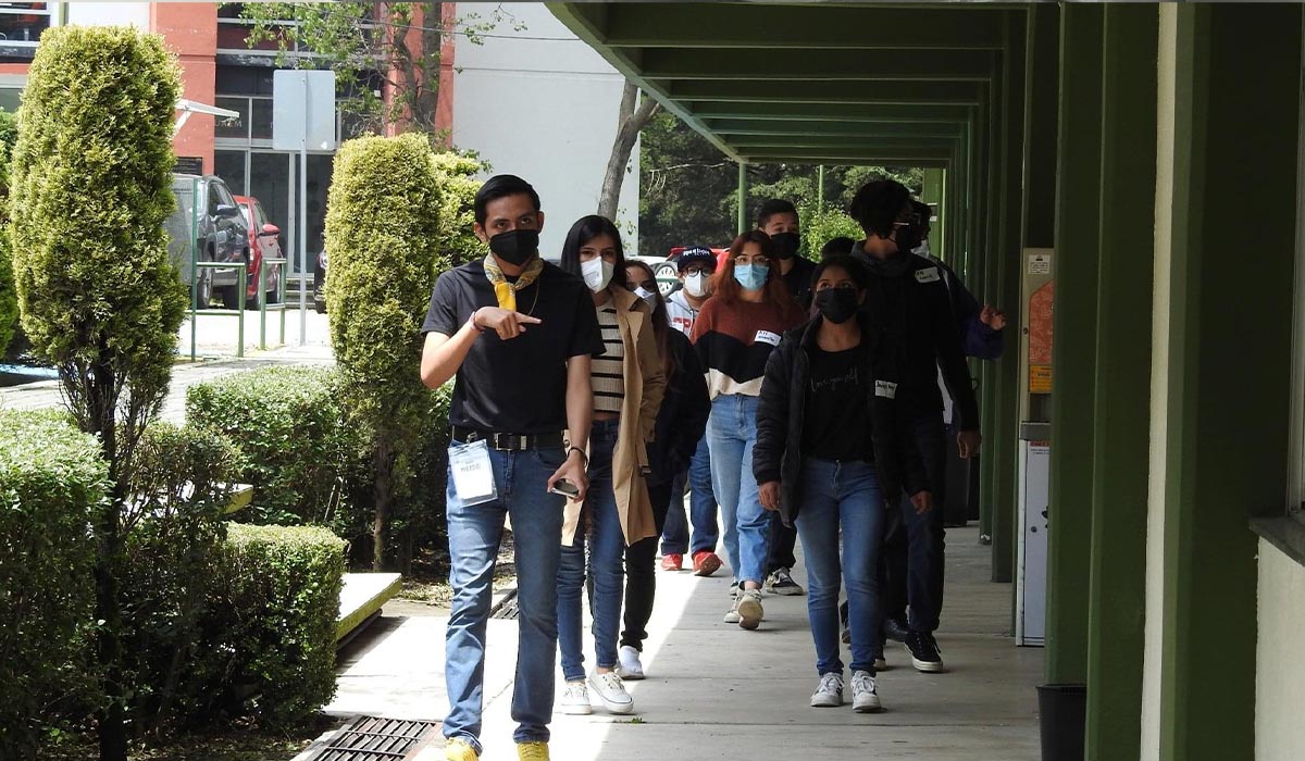 Alumnos de la UAEMéx contentos dando un tour la escuela