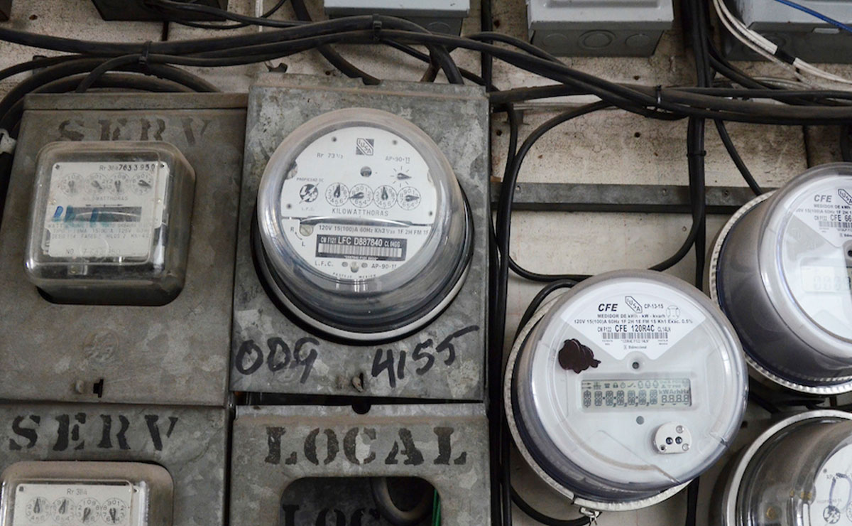Medidores de luz en una zona de varias casas en Edomex