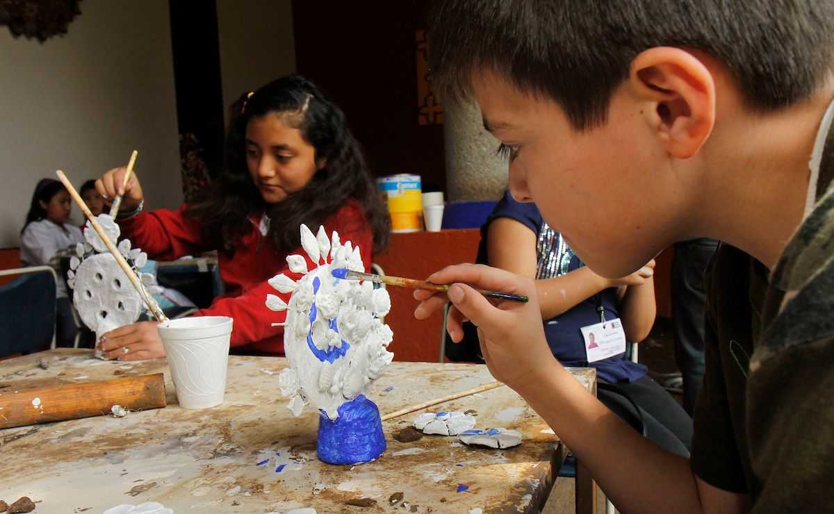 Niños llevando a cabo actividades en un curso de verano en Toluca