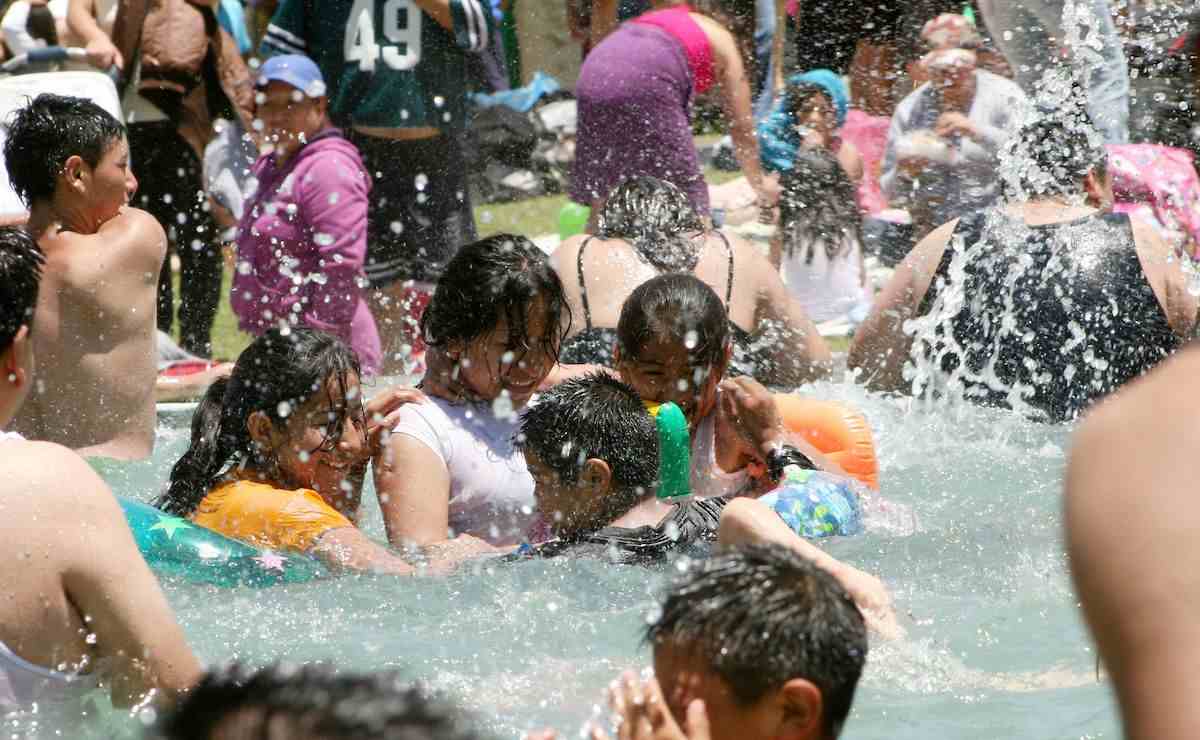 Familias divirtiéndose durante las vacaciones de verano 2022