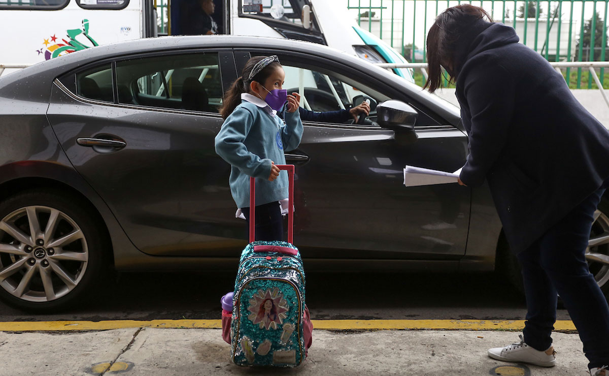 Niña llegando a la escuela para que la inscriban en Edomex