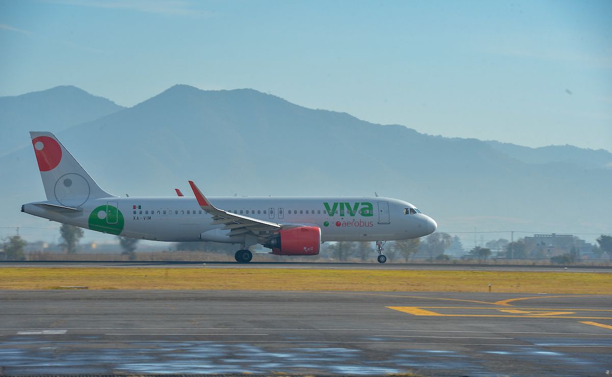 Avión de Viva Aerobus despegando del AIFA en nuevas rutas