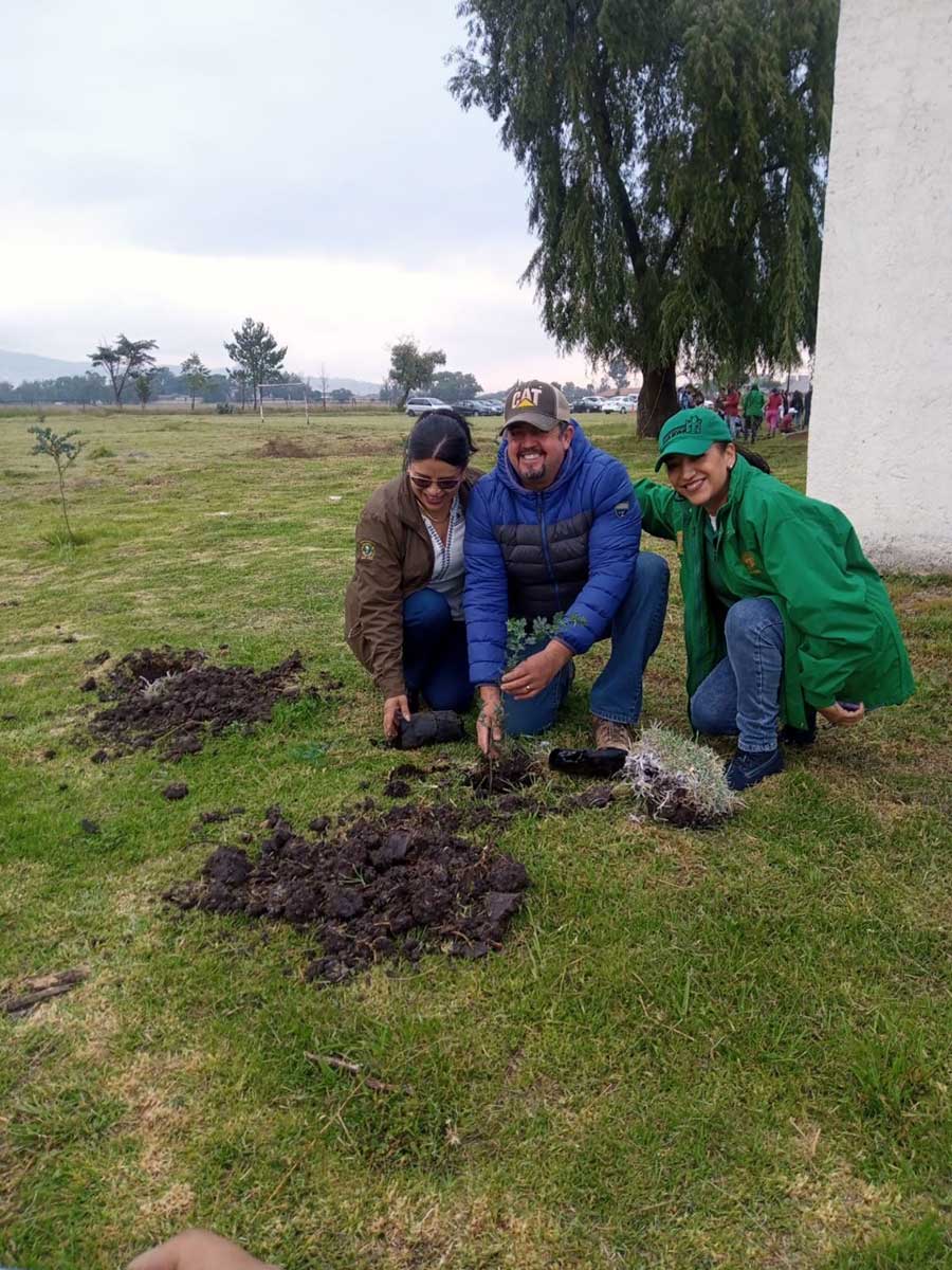 Estudiantes de la UAEMéx plantan árboles en la Preparatoria Atlacomulco 