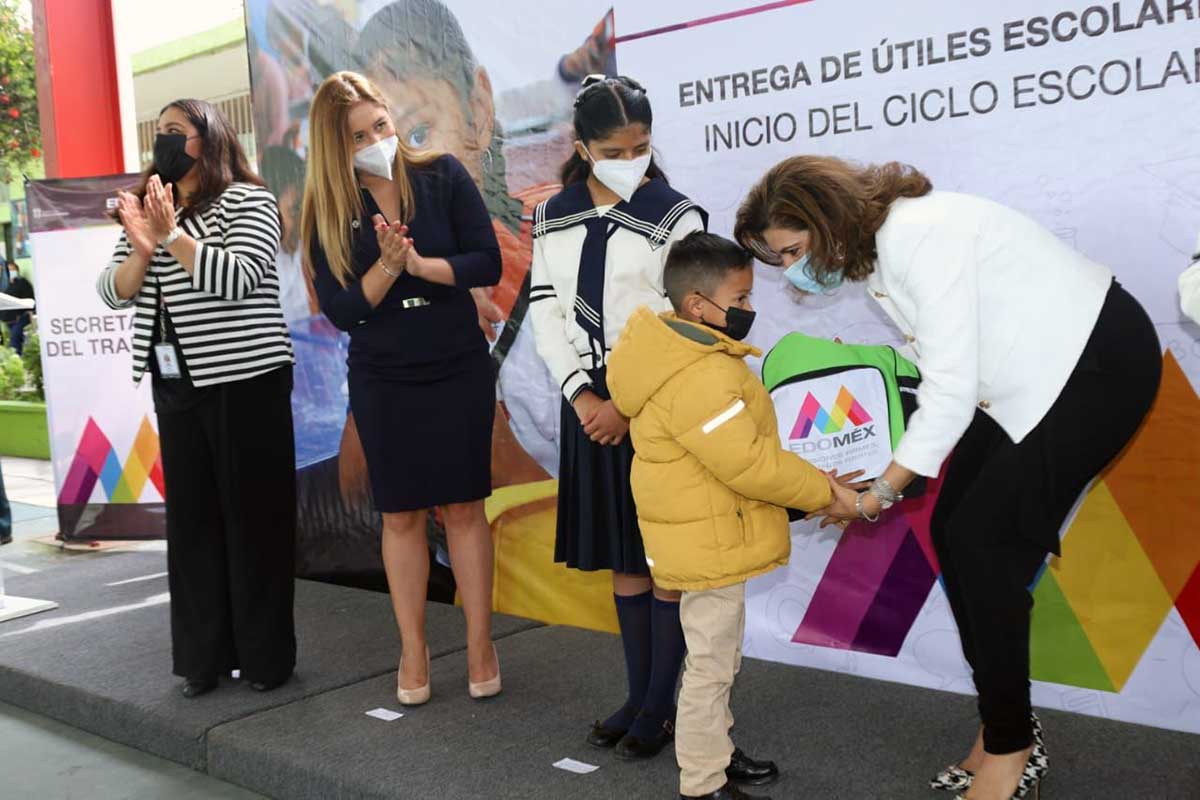entrega de útiles escolares gratuitos en San Mateo Atenco