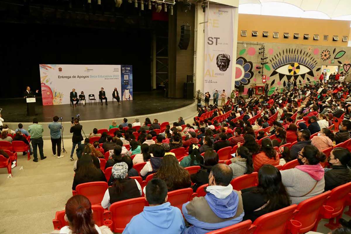 Entrega de becas educativas en Metepec