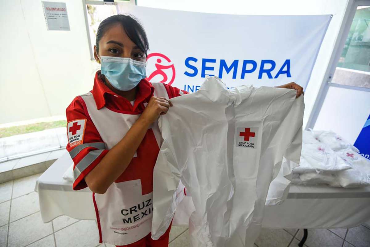 Recibe Cruz Roja Mexicana donación de trajes Tayvek