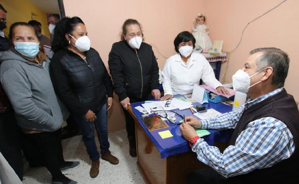 Pedro Zenteno Santaella, director general del Issste, dialoga con derechohabientes