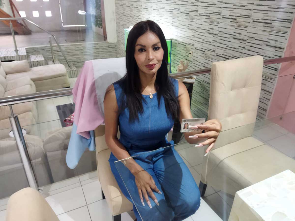 Transexual muestra su credencial con nueva identidad de género 