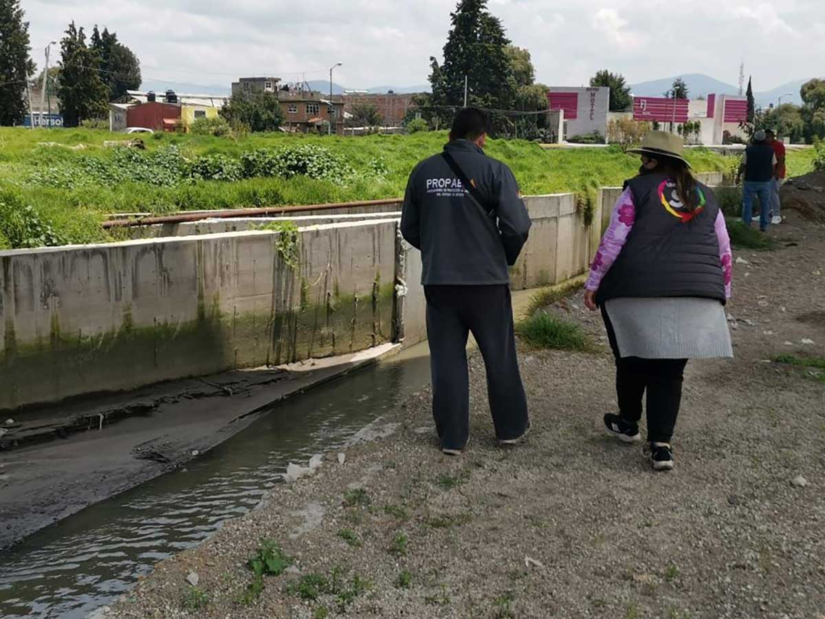 Búsqueda de cocodrilo en aguas del río Lerma, por personal municipal de San Mateo Atenco