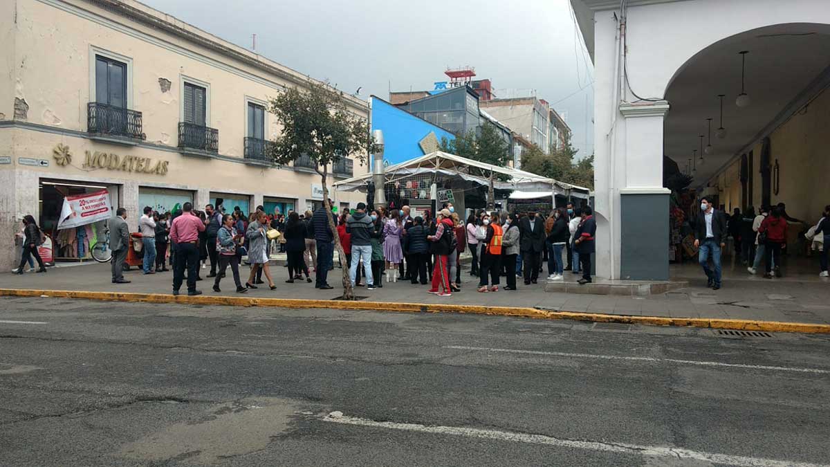 personas desalojan edificios por sismos en Toluca 