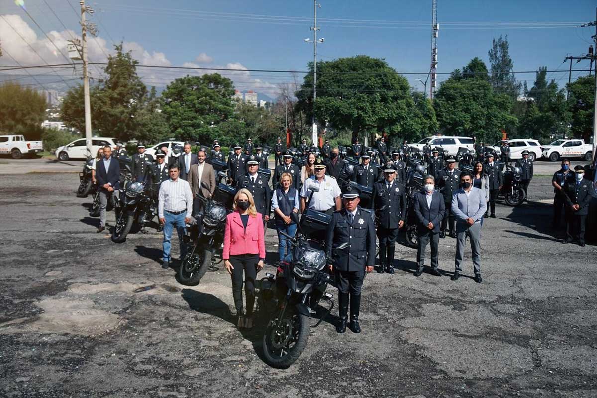 Entrega alcaldesa de Huixquilucan motopatrullas y ambulancias