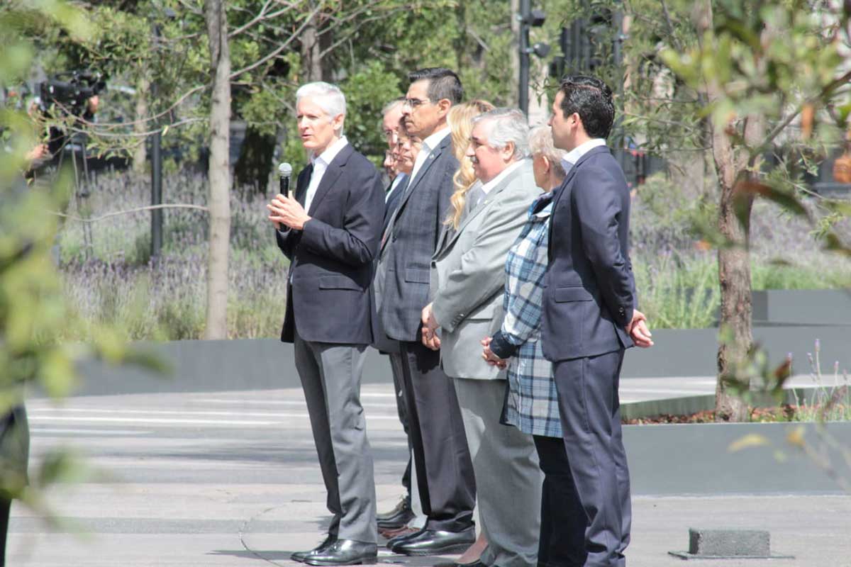 Inaugura Del Mazo Plaza de los Mártires, y luego la cierran al público