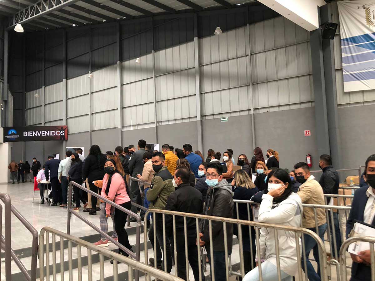 Fila de aspirantes a policía de investigación