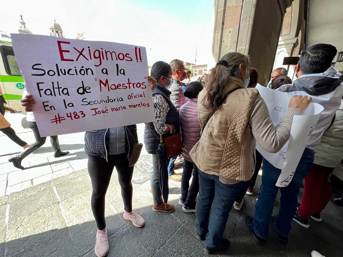 Padres de familia exigen maestros para escuelas de sus hijos