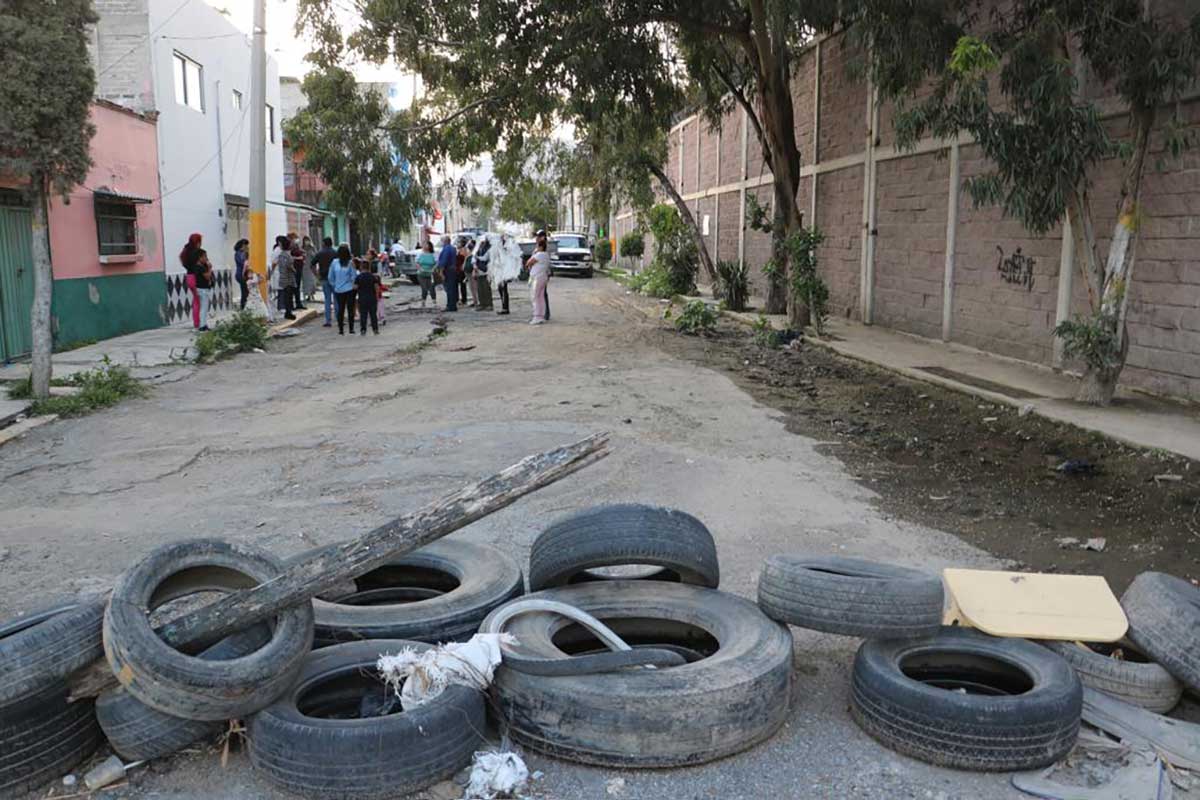 Denuncian vecinos socavón en Ecatepec 