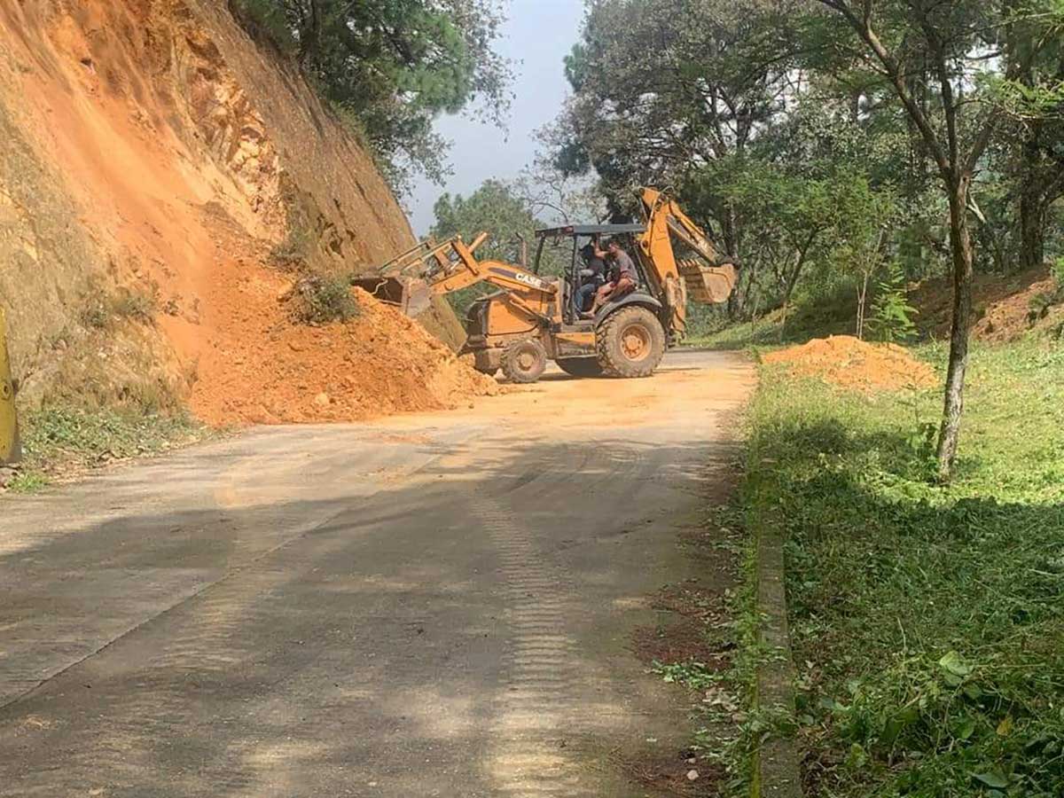 La Junta de Caminos rehabilita carreteras en Tlatlaya 