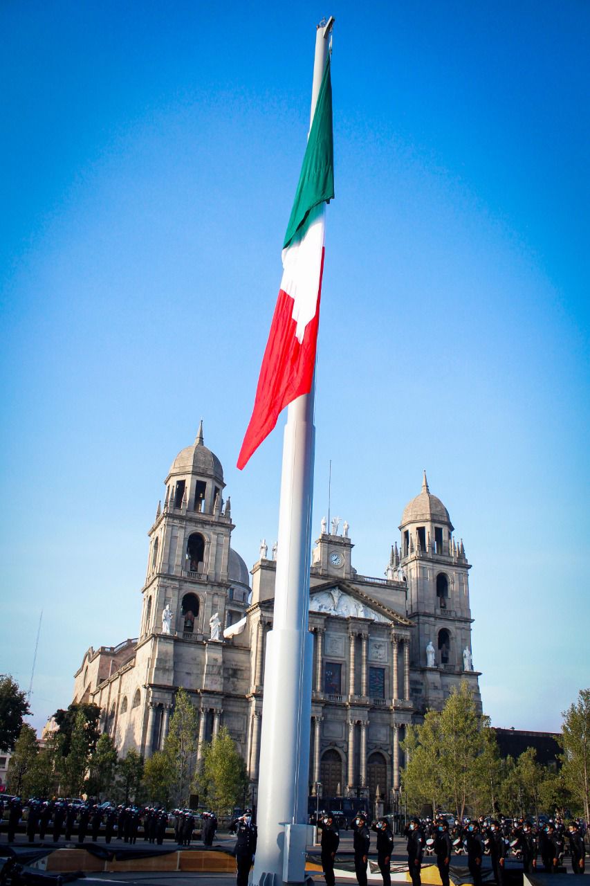 bandera nacional gigante en la Plaza de los Mártires de Toluca 