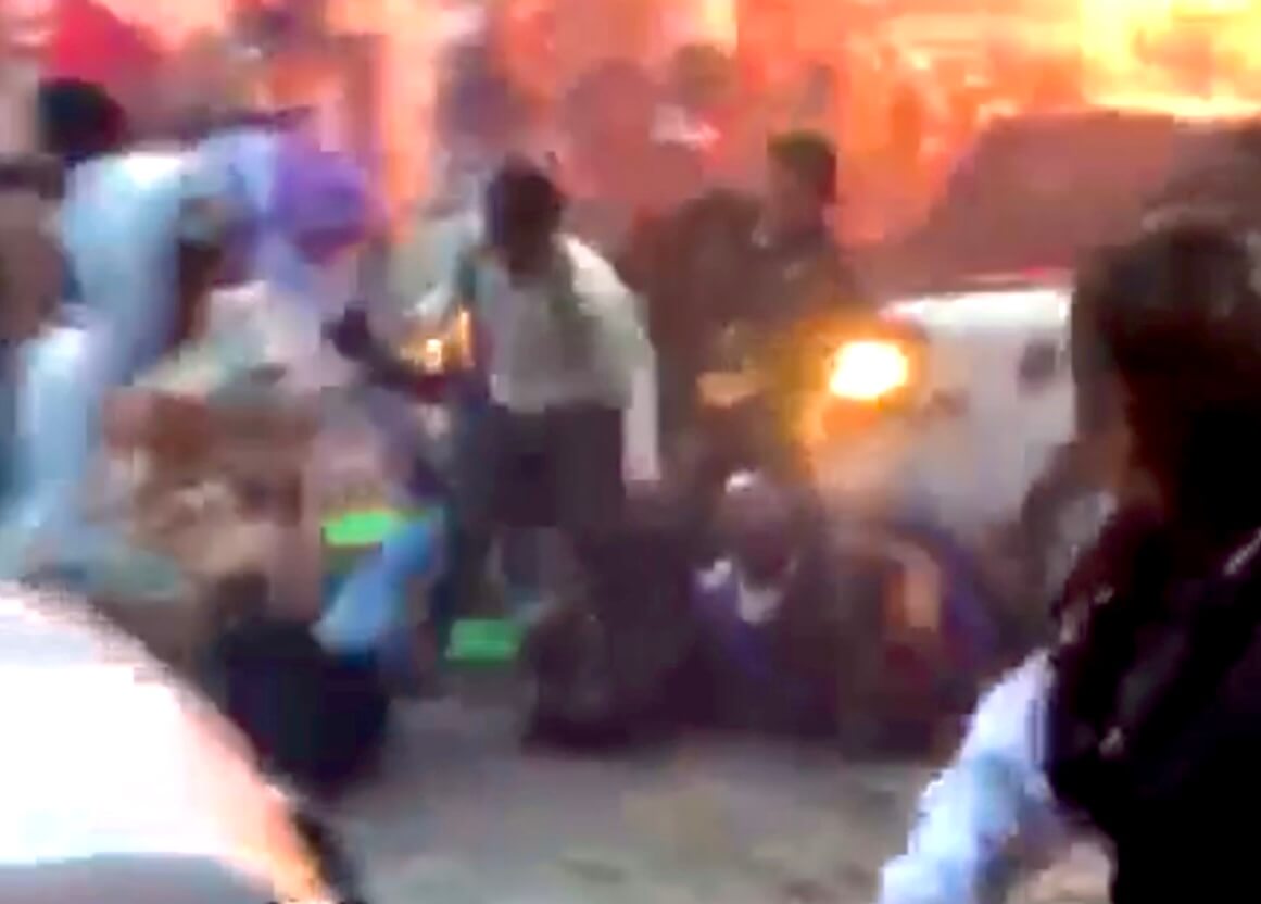 Camioneta arrolla a 10 personas en fiesta patronal de San Miguel Almoloyan