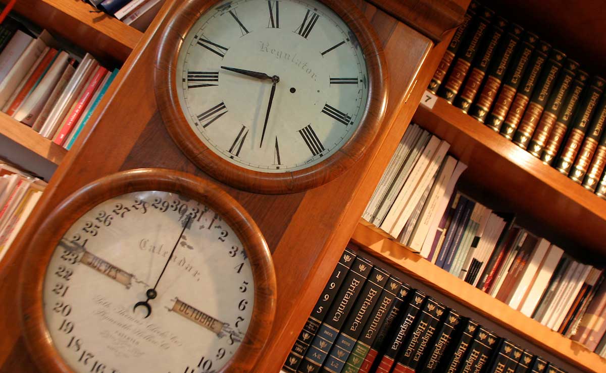 Relojes de pared en una biblioteca