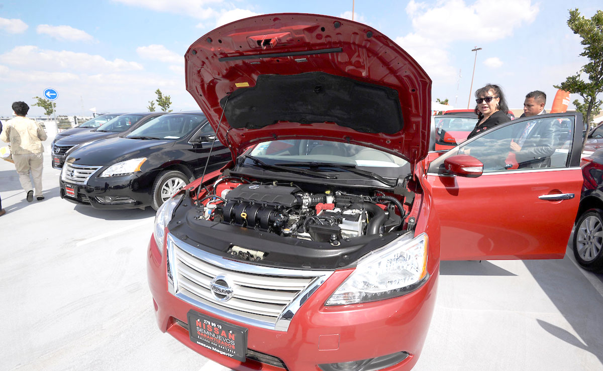 Auto en exhibición nuevo Nissan