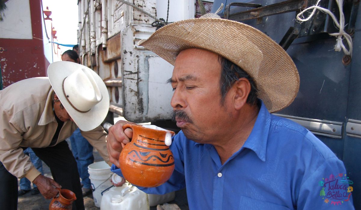 Mexiquense tomando un tarro de pulque