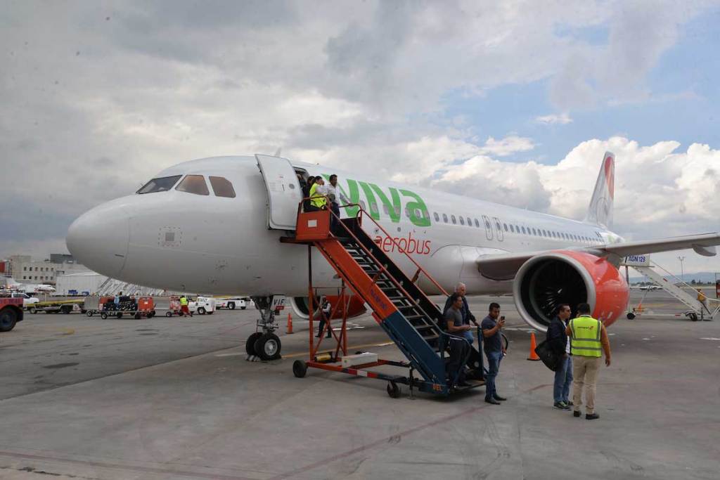 Pasajeros llegan al aeropuerto de Toluca