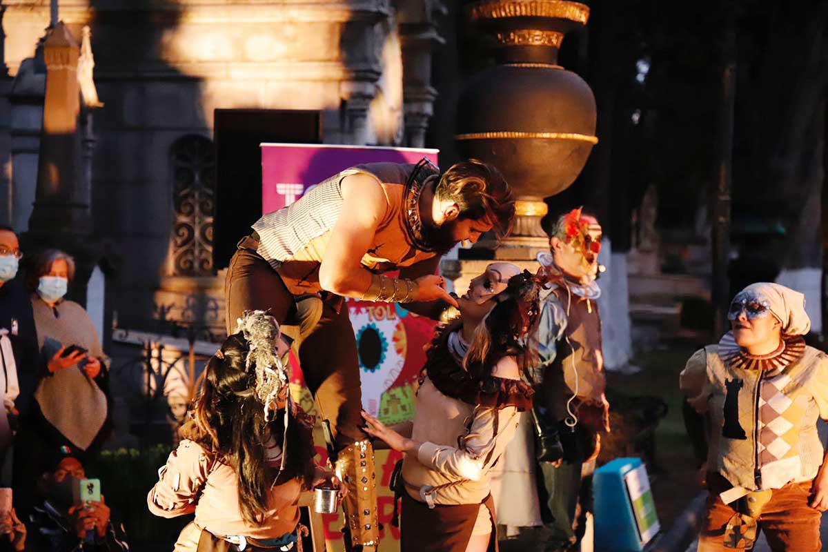obra de teatro en el panteón general La Soledad de Toluca