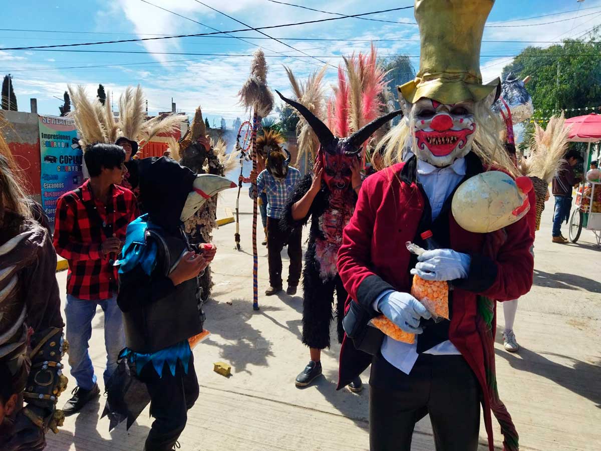 Asistentes disfrazados del carnaval del paseo de los locos de San Francisco Tlalcilalcalpan en Almoloya de Juárez