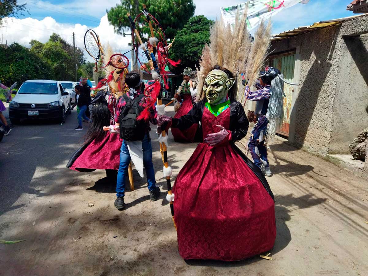 Asistentes disfrazados del carnaval del paseo de los locos de San Francisco Tlalcilalcalpan en Almoloya de Juárez