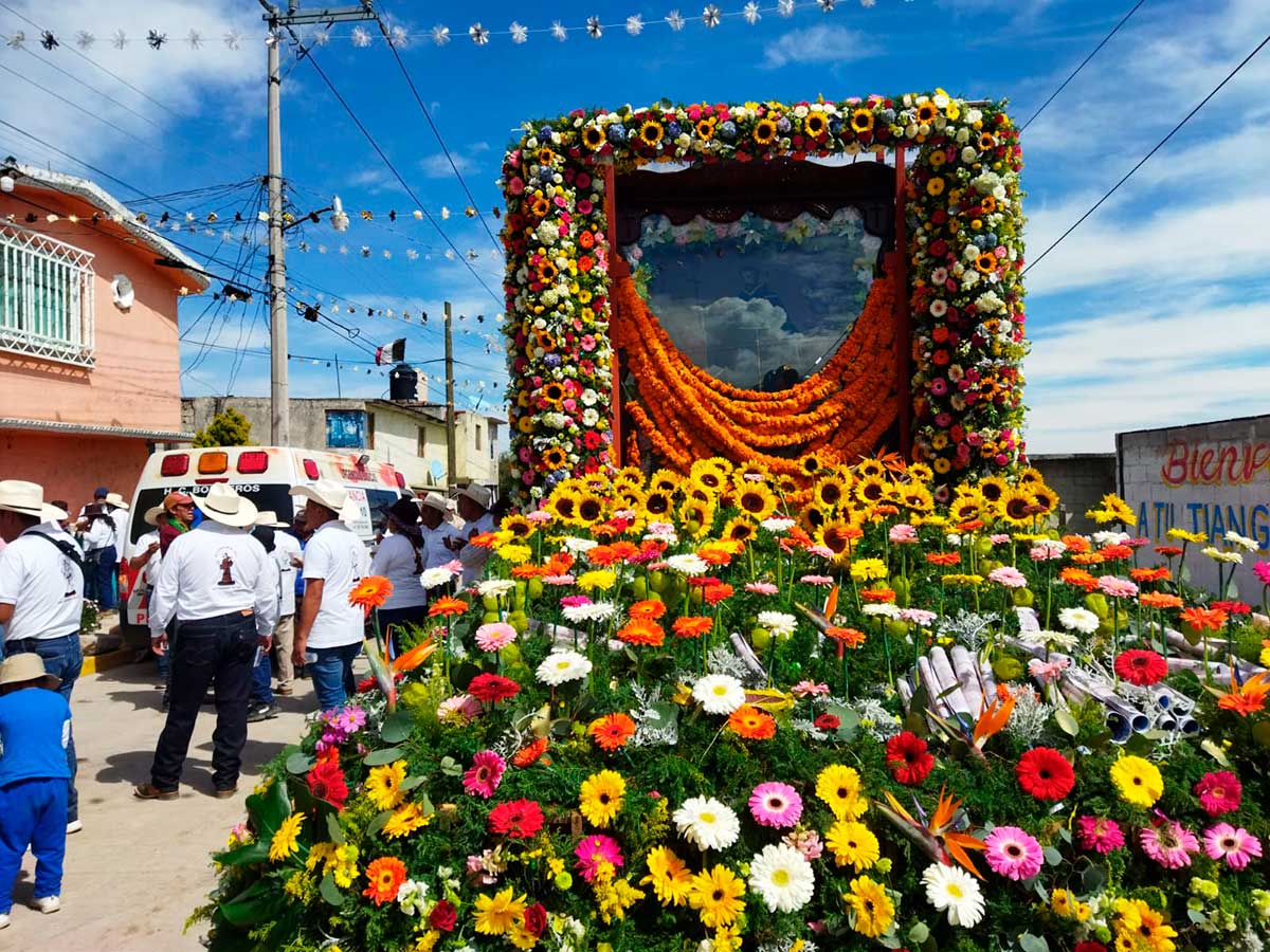 Arreglo de flores en el paseo de los locos de San Francisco Tlalcilalcalpan en Almoloya de Juárez