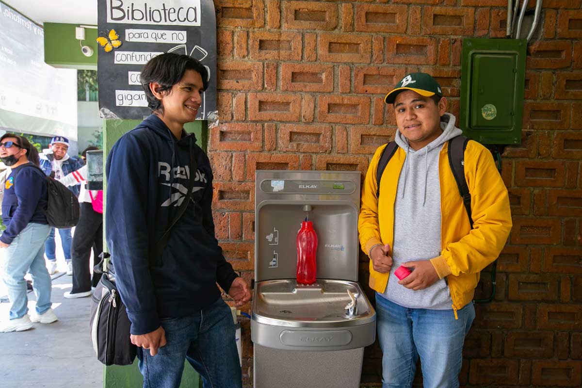 Instalan más dispensadores de agua en planteles de UAEMéx