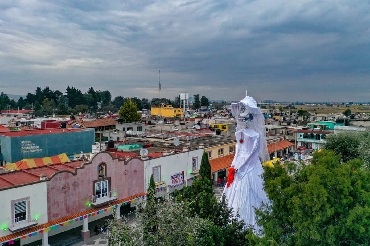 Catrina monumental representa a la llorona en San Antonio la Isla