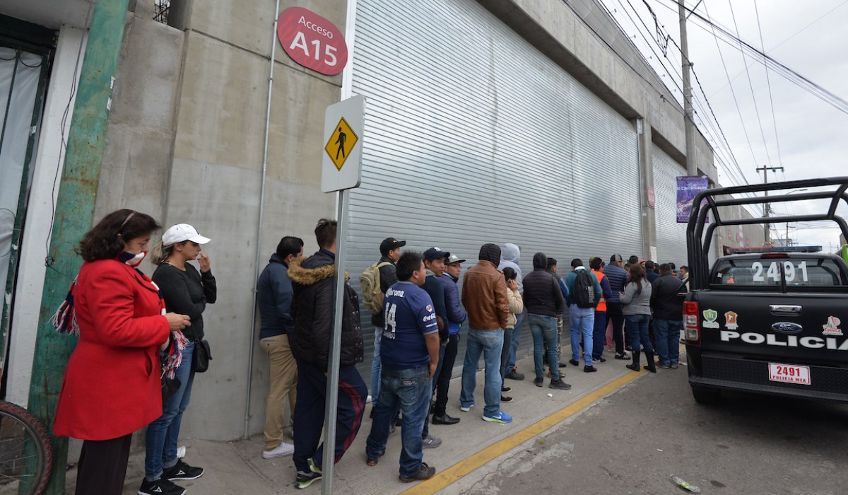 Taquillas nemesio diez con gente formada