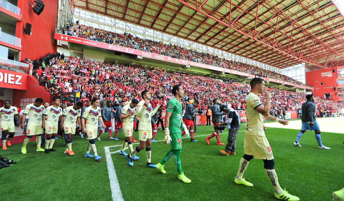 Entrada al campo de los equipos de Toluca y América