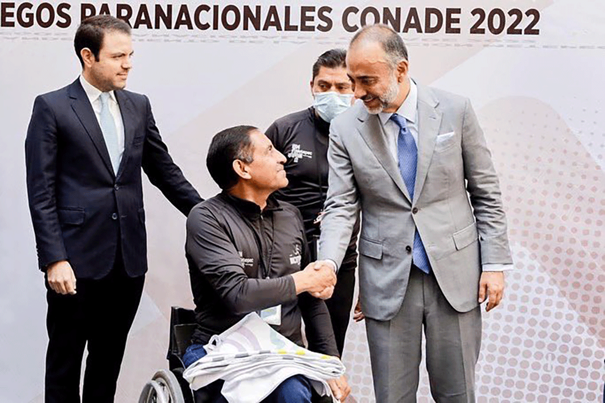 Fernando Flores Fernández abanderó a delegación de atletas que van a los Juegos Paranacionales CONADE 2022