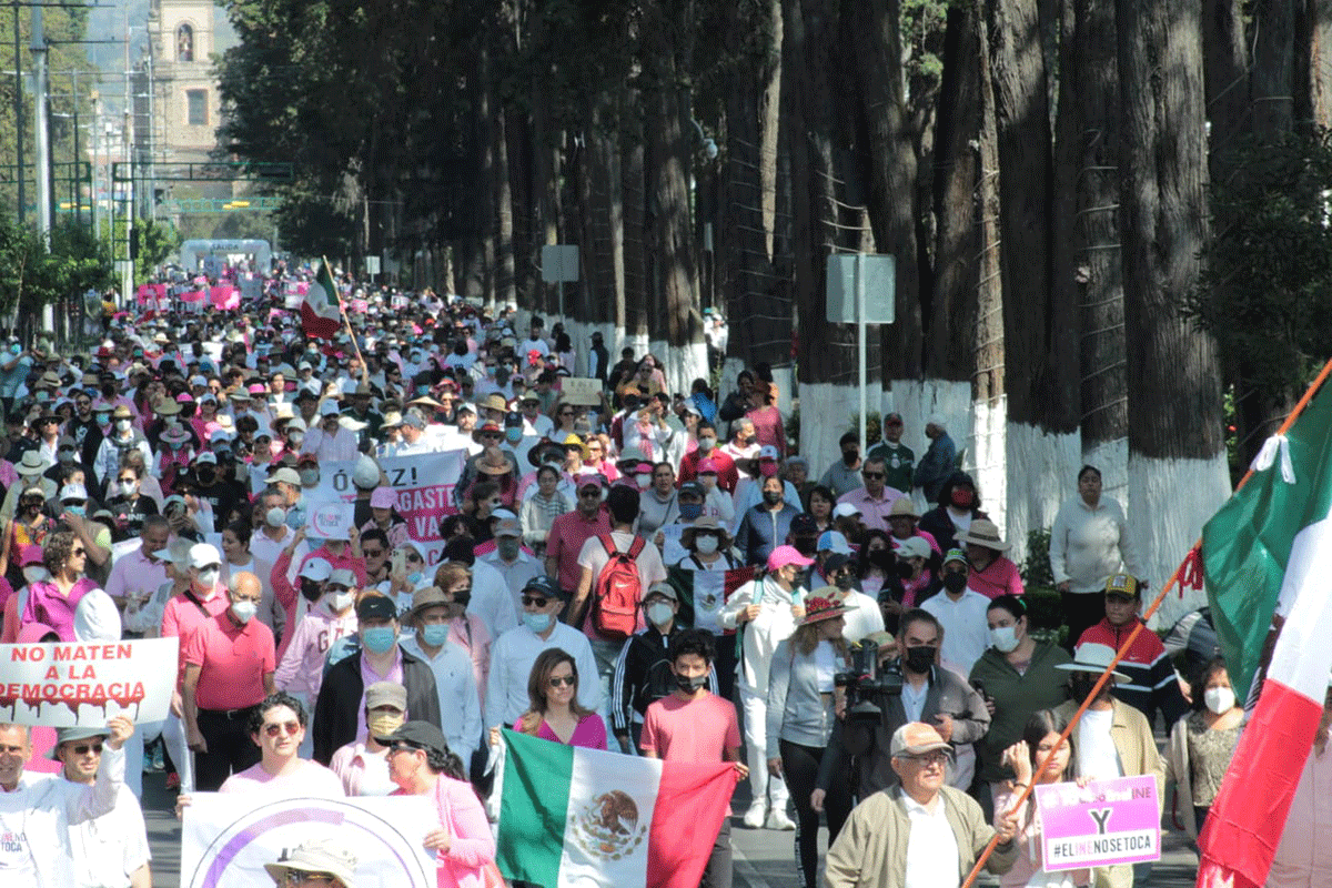 Numerosa marcha en defensa del INE en Toluca