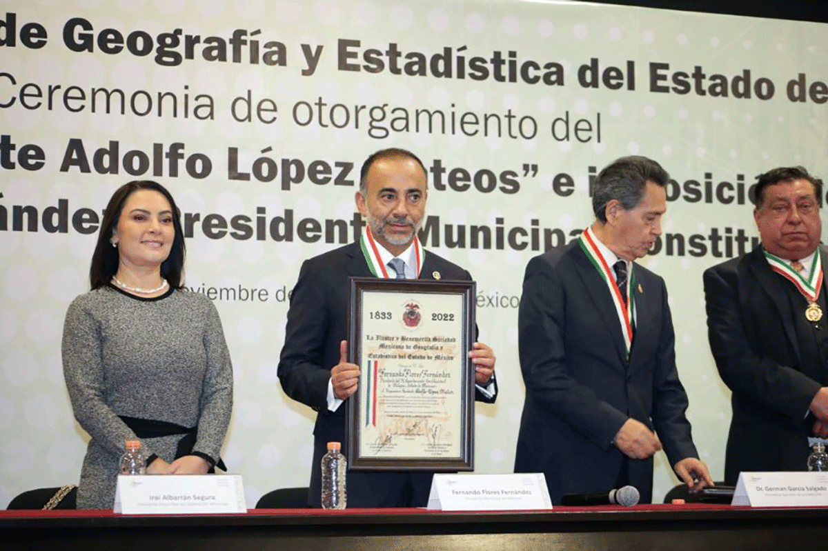 Fernando Flores recibió el Pergamino al Mérito de la SOMEGEM
