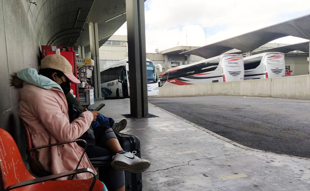Persona esperando la llegada del autobús en la Terminal de Toluca