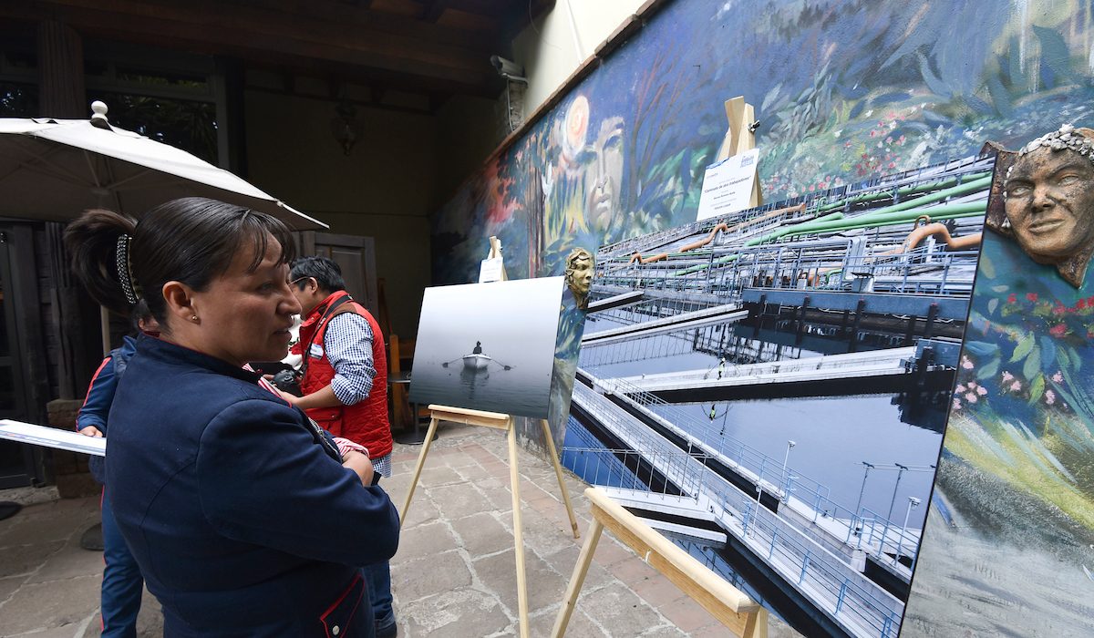 Persona admirando museo de la acuarela en Toluca