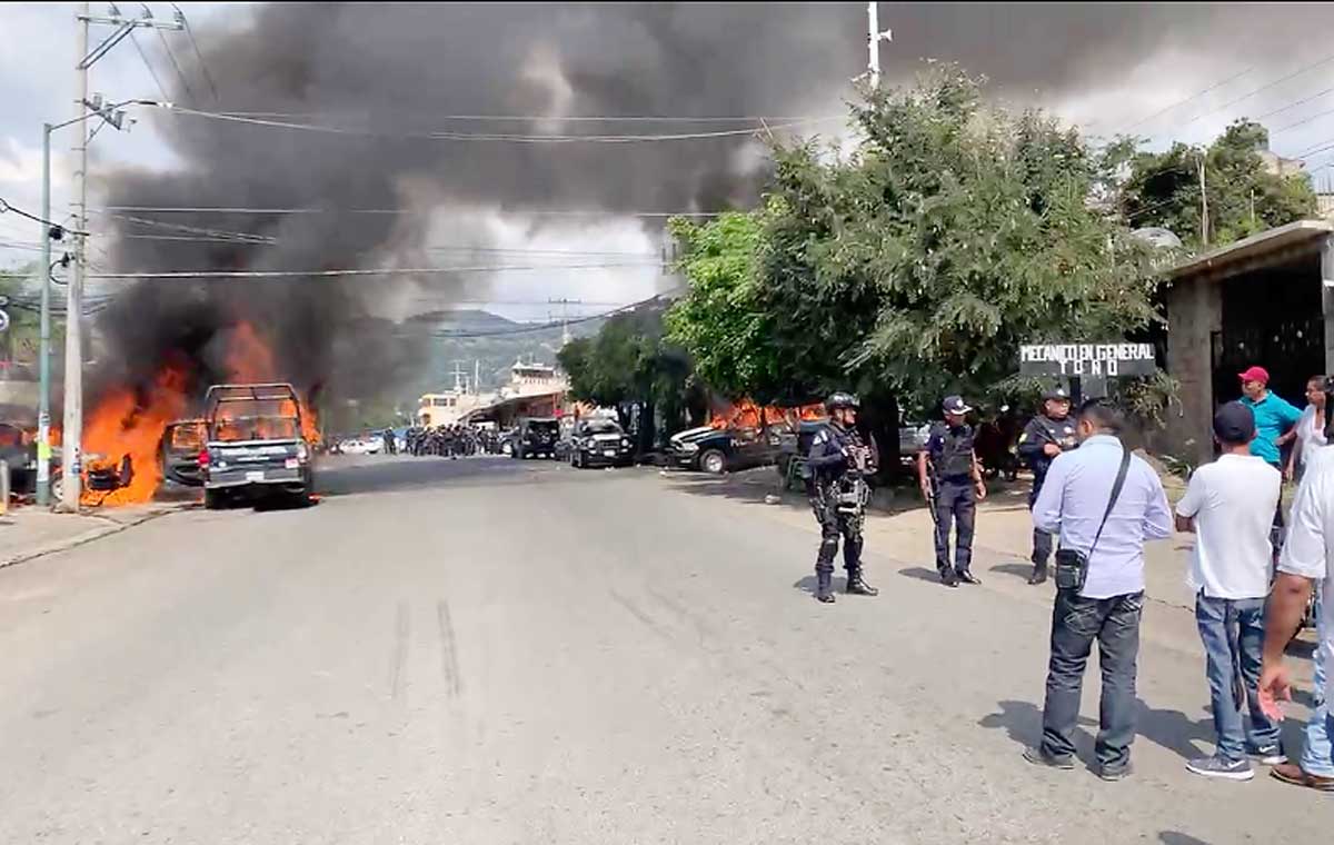 Se enfrentan policías y transportistas en Tejupilco