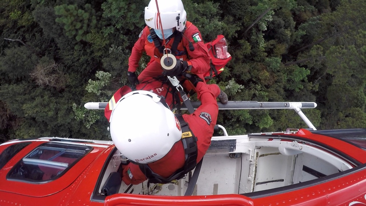 Rescata Grupo Aéreo Relámpagos a mujer que cayó de parapente en Valle de Bravo 