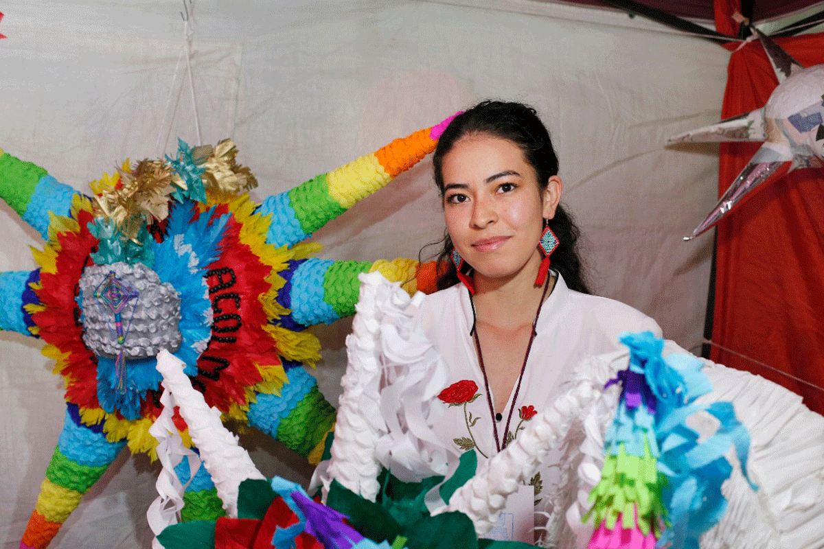 Combate Mary Goytia violencia de género con producción de piñatas