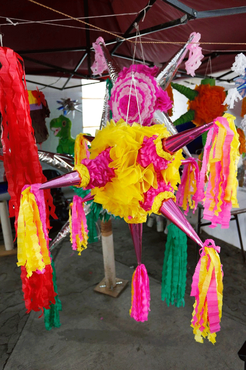 Combate Mary Goytia violencia de género con producción de piñatas 