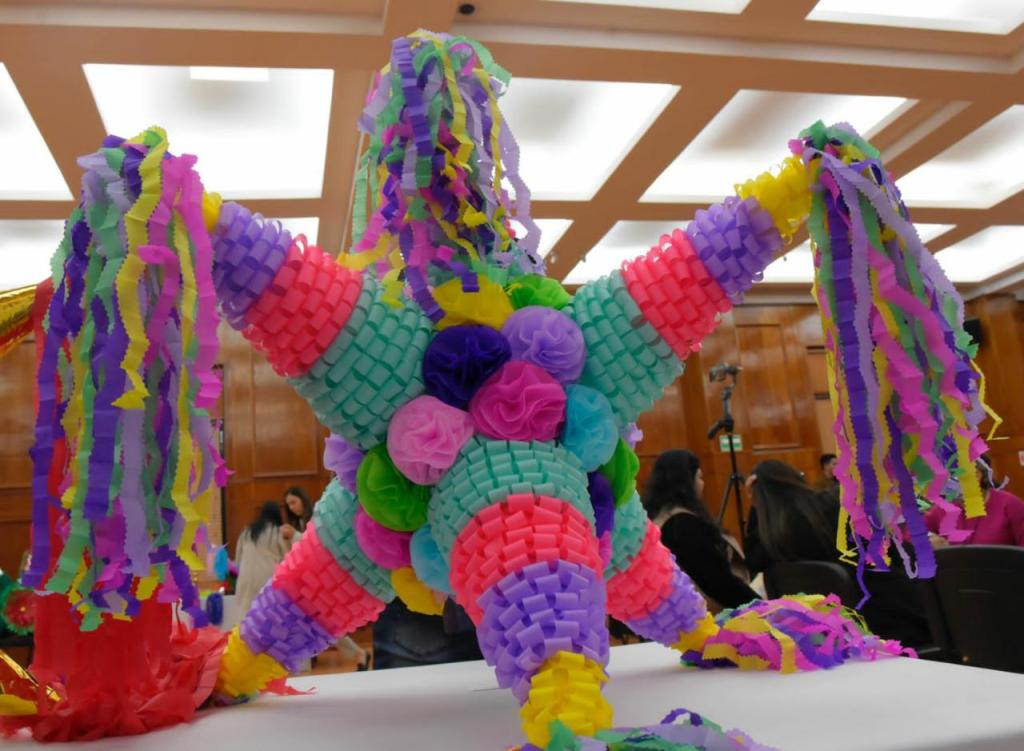 Invita Acolman a romper la piñata