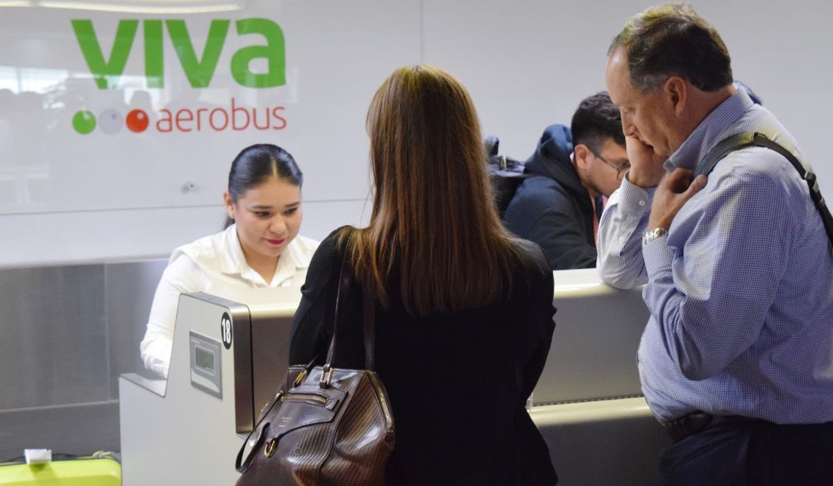 Personal atendiendo dentro del Aeropuerto de Toluca