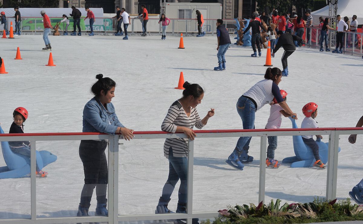 Familias en la pista de hielo de Toluca
